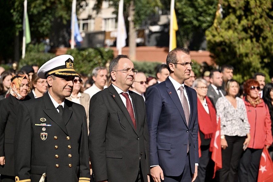 KAYMAKAMIMIZ CEVDET ERTÜRKMEN CUMHURİYETİMİZİN 101. YILDÖNÜMÜ KUTLAMA TÖRENLERİ KAPSAMINDA ÇELENK KOYMA TÖRENİNE KATILDI