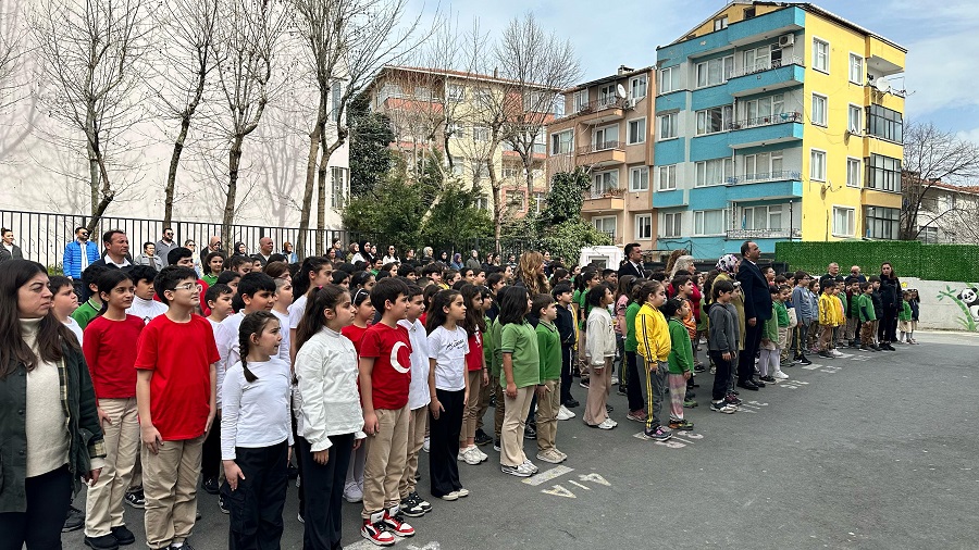 KAYMAKAMIMIZ CEVDET ERTÜRKMEN RESNELİ NİYAZİ BEY İLKOKULUNDA DÜZENLENEN 12 MART İSTİKLAL MARŞI'NIN KABULÜ VE MEHMET AKİF ERSOY'U PROGRAMINA KATILDI