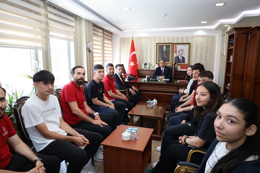 İLÇE GENÇLİK VE SPOR MÜDÜRÜ RECEP BUĞRA ÇETİN İLE NİŞANTAŞI NURİ AKIN ANADOLU LİSESİ ÖĞRENCİLERİNDEN KAYMAKAMIMIZA ZİYARET