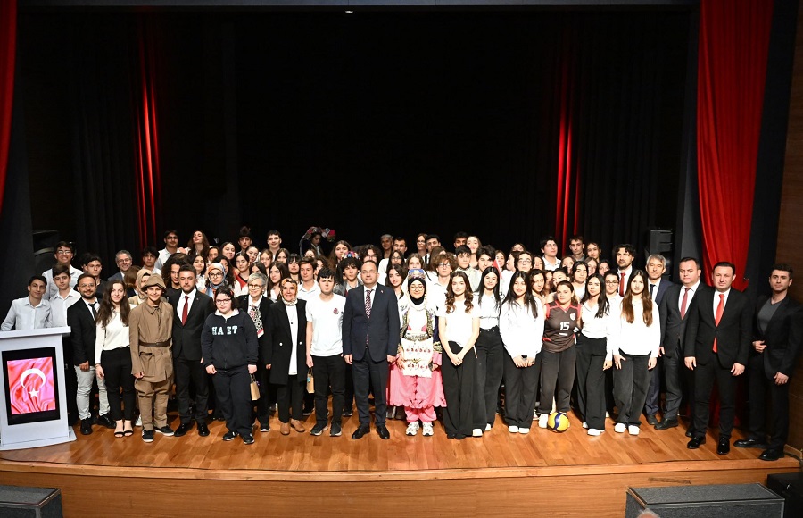 KAYMAKAMIMIZ CEVDET ERTÜRKMEN VE İLÇE PROTOKOLÜ 19 MAYIS ATATÜRK'Ü ANMA, GENÇLİK VE SPOR BAYRAMI MÜNASEBETİYLE DÜZENLENEN ETKİNLİĞE KATILDI