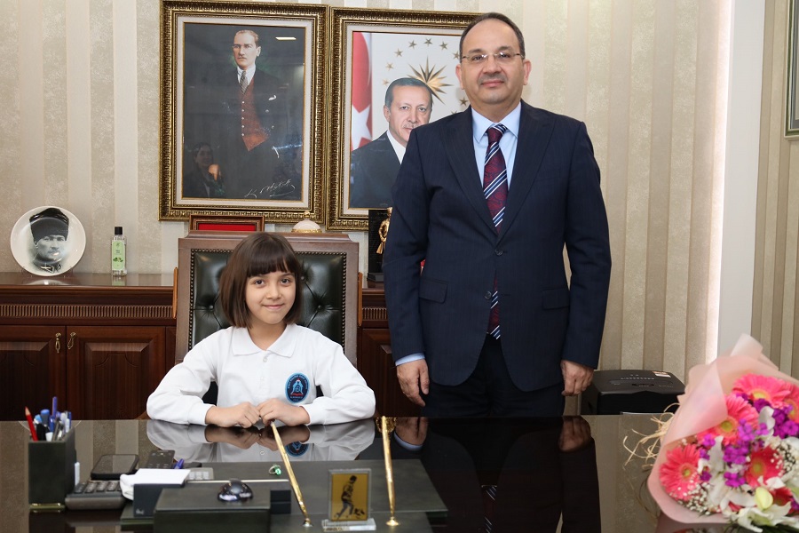 23 NİSAN ULUSAL EGEMENLİK VE ÇOCUK BAYRAMI KUTLAMALARI KAPSAMINDA KAYMAKAMIMIZ CEVDET ERTÜRKMEN MAKAMINI İLÇEMİZ ÖĞRENCİLERİNE DEVRETTİ